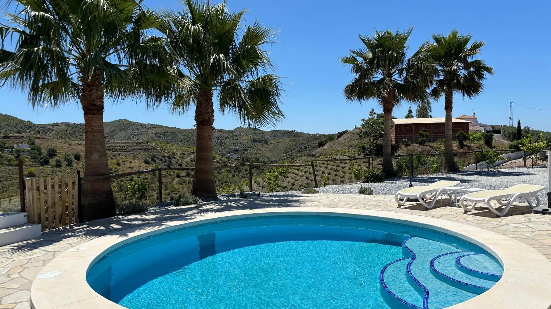 2 Bed 2 Bath Villa Near Sedella Heatable Saltwater Pool בית נופש