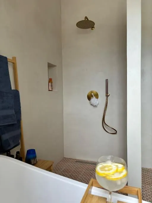 2 Bed 2 Bath Villa Near Sedella Heatable Saltwater Pool 0*,  ספרד