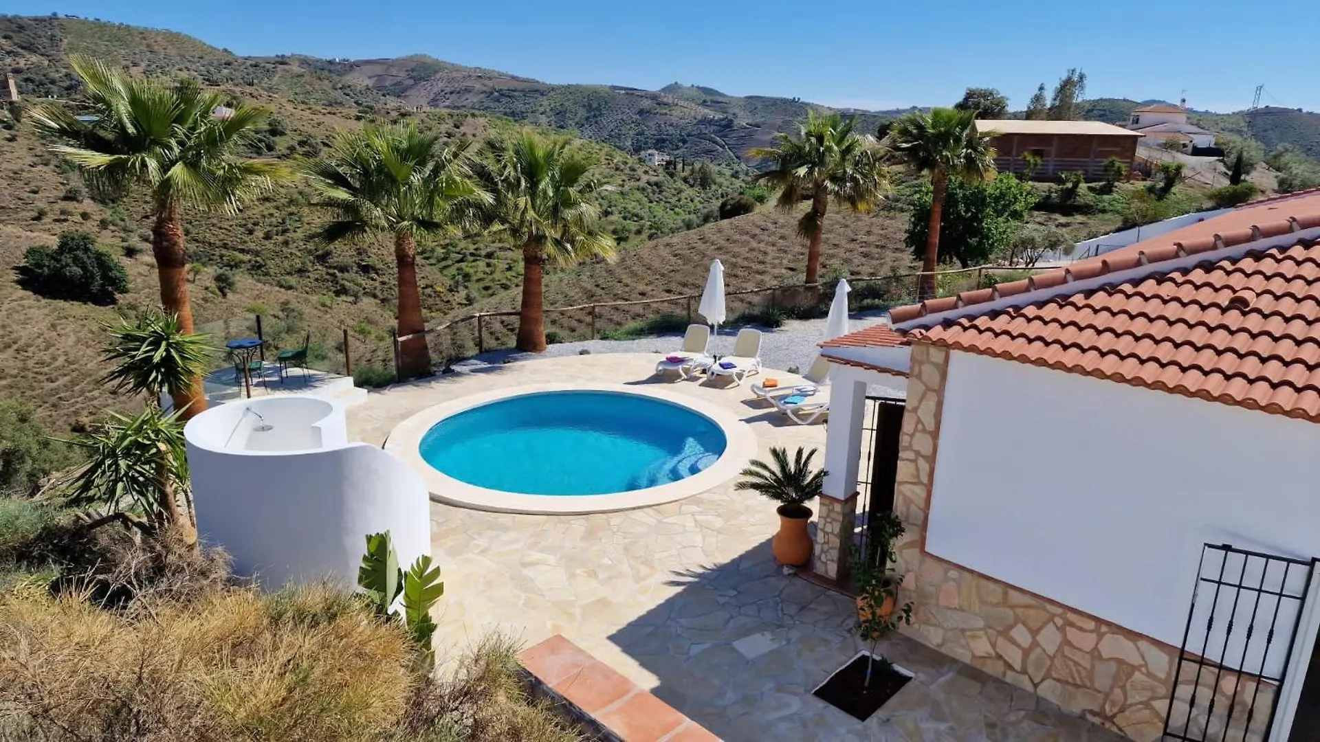 2 Bed 2 Bath Villa Near Sedella Heatable Saltwater Pool ספרד