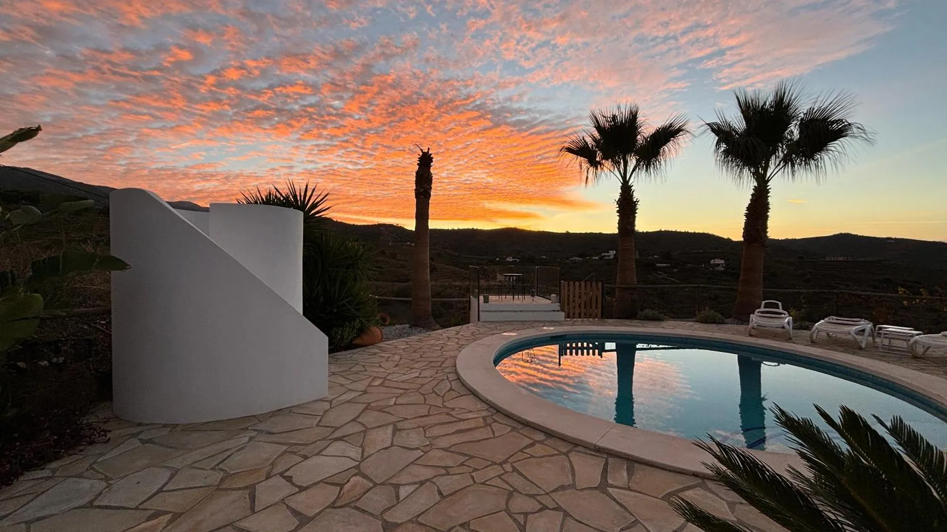 2 Bed 2 Bath Villa Near Sedella Heatable Saltwater Pool בית נופש